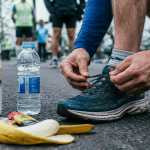 alimentation pour un semi marathon coureur lacets et ravitaillement