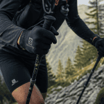 batons de trail pliables sur sentier montagne
