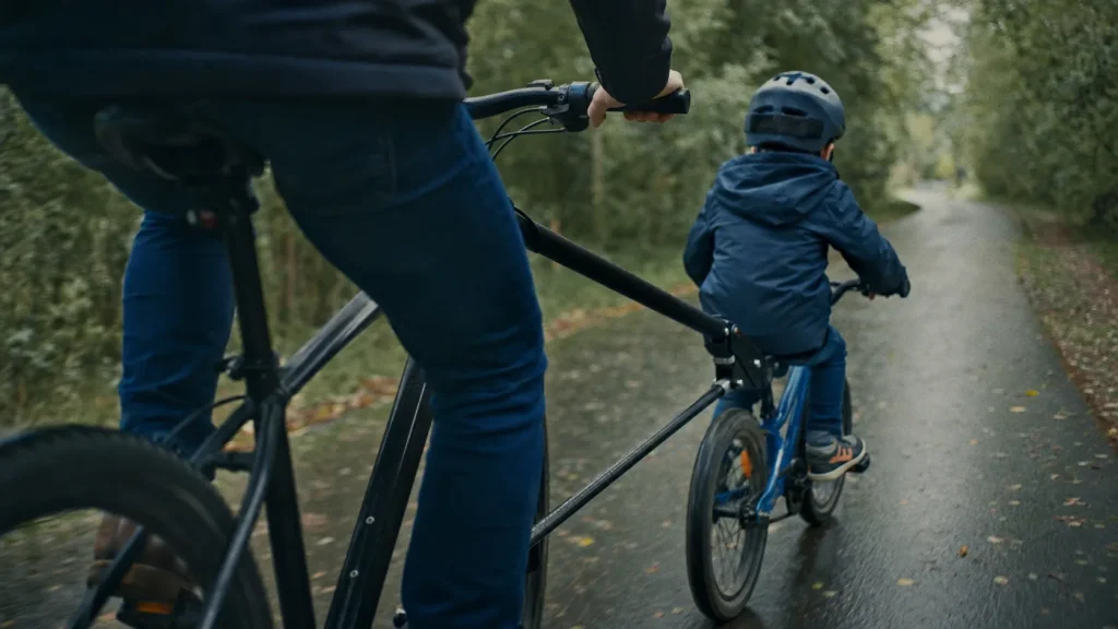 Barre pour tracter velo : parent tire un vélo enfant (barre rigide ou système type FollowMe).