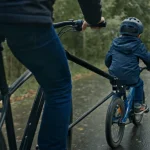 Barre pour tracter velo : parent tire un vélo enfant (barre rigide ou système type FollowMe).