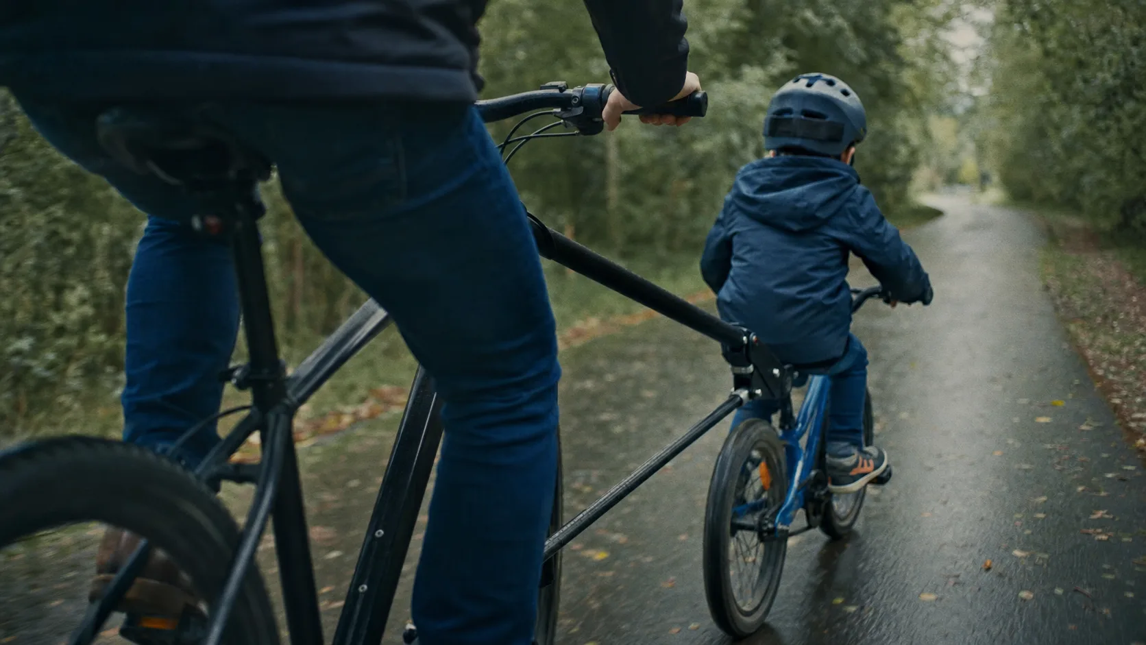 Barre pour tracter velo : parent tire un vélo enfant (barre rigide ou système type FollowMe).