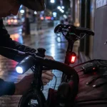 Éclairage vélo led rechargeable puissant USB-C, 2400 lumens sur cadre vélo