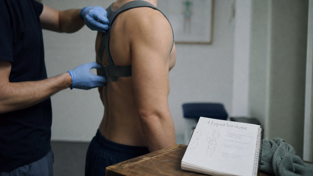 Photo : hyperlordose, lordose et ajustement de posture du kinésithérapeute