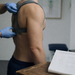 Photo : hyperlordose, lordose et ajustement de posture du kinésithérapeute