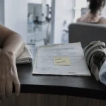 Nerf coincé bras : douleur qui descend