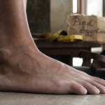 pieds egyptien : gros plan d’un pied avec gros orteil le plus long