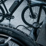 Vérifier la pression pneu vélo électrique avec manomètre et pompe