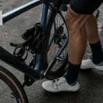 Sciatique velo : jambes sur vélo en position de départ, genou et réglage selle