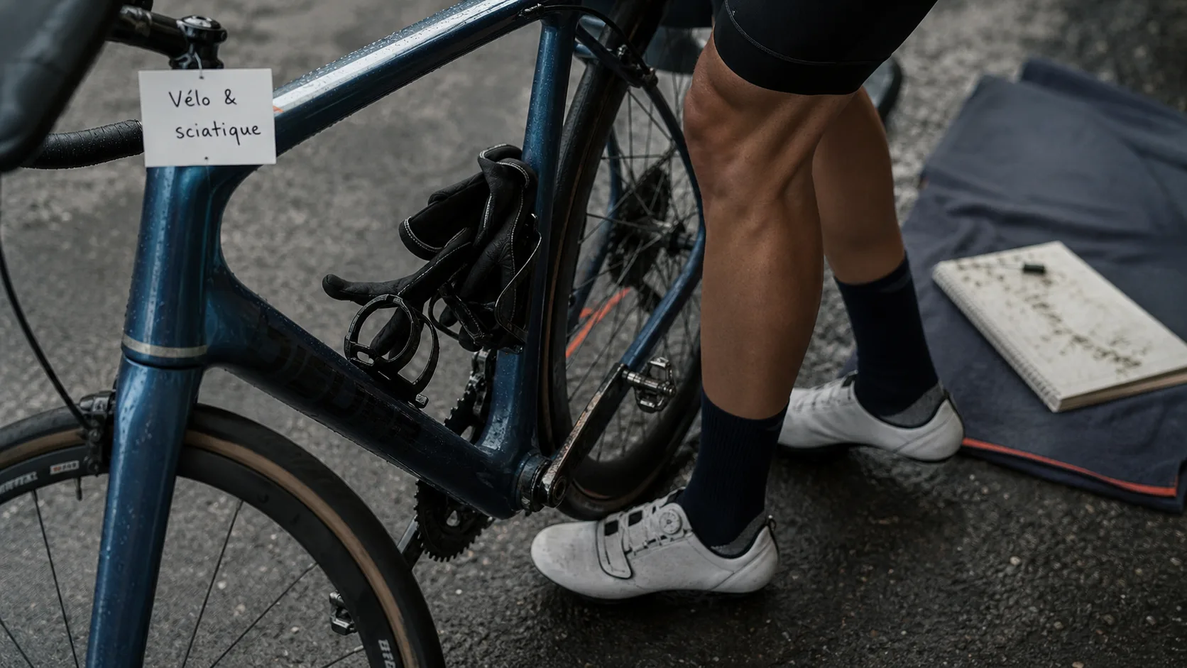 Sciatique velo : jambes sur vélo en position de départ, genou et réglage selle
