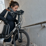 Vélo électrique femme léger, cadre ouvert, portage facile, batterie amovible
