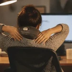 Douleurs cervicales stress : bouillotte et automassage de la nuque au bureau