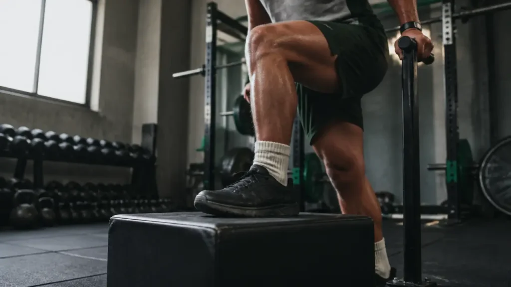 Exercice quadriceps : step up talons surélevés, genou aligné