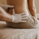 Massage hernie discale : massage doux du bas du dos, soulagement nerveux
