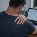 Douleur aux omoplates : main sur le haut du dos, tension musculaire près de l’omoplate