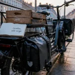 Location vélo cargo Nantes : vélo longtail garé près du quai